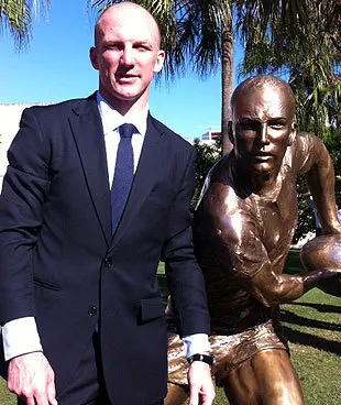 BOMBSHELL ANNOUNCEMENT: Brisbane Broncos has officially unveiled a statue of iconic Vateran Five-eighth Darren Lockyer outside the Suncorp Stadium, celebrating him as the undisputed GOAT of the Broncos and a pillar of lasting success. The Tribute immortalizes Darren Lockyer’s remarkable….read more