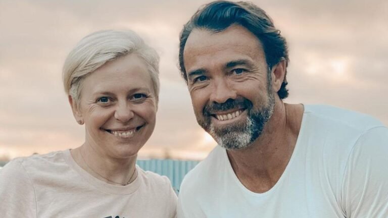 BOMBSHELL ANNOUNCEMENT : In a stunning and unexpected twist, the Geelong Cats community has been left reeling with disappointment and disbelief following a bombshell announcement that Head Coach Chris Scott Files divorce with his wife Sarah Scott and also explain his decision that….. view more