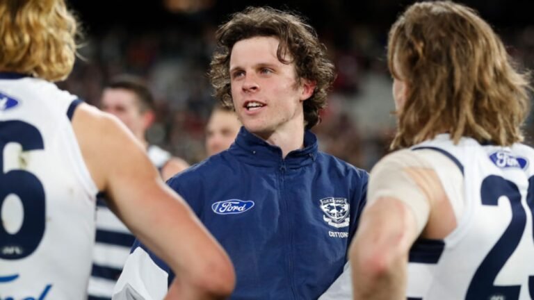 𝗕𝗥𝗘𝗔𝗞𝗜𝗡𝗚 𝗡𝗘𝗪𝗦: 𝗚𝗲𝗲𝗹𝗼𝗻𝗴 𝗖𝗮𝘁𝘀 𝗔𝘂𝘀𝘁𝗿𝗮𝗹𝗶𝗮𝗻 𝗳𝗼𝗼𝘁𝗯𝗮𝗹𝗹 𝗠𝗶𝗱𝗳𝗶𝗲𝗹𝗱𝗲𝗿 𝗠𝗮𝘅 𝗛𝗼𝗹𝗺𝗲𝘀 𝘀𝘁𝘂𝗻 𝗳𝗮𝗻𝘀 𝗮𝗻𝗱 𝗹𝗲𝗮𝘃𝗲𝘀: 𝗘𝘅𝗲𝗰𝘂𝘁𝗶𝘃𝗲 𝗚𝗲𝗻𝗲𝗿𝗮𝗹 𝗠𝗮𝗻𝗮𝗴𝗲𝗿 – 𝗙𝗼𝗼𝘁𝗯𝗮𝗹𝗹 𝗔𝗻𝗱𝗿𝗲𝘄 𝗠𝗮𝗰𝗸𝗶𝗲 𝘀𝗽𝗲𝗲𝗰𝗵𝗹𝗲𝘀𝘀 𝘄𝗶𝘁𝗵 𝗺𝗮𝗷𝗼𝗿 𝗮𝗻𝗻𝗼𝘂𝗻𝗰𝗲𝗺𝗲𝗻𝘁 𝗰𝗼𝗻𝗰𝗲𝗿𝗻𝗶𝗻𝗴….𝘀𝗲𝗲 𝗺𝗼𝗿𝗲