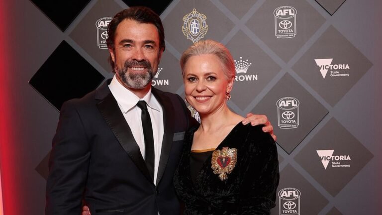 𝘽𝙊𝙈𝘽𝙎𝙃𝙀𝙇𝙇 𝘼𝙉𝙉𝙊𝙐𝙉𝘾𝙀𝙈𝙀𝙉𝙏: 𝙂𝙚𝙚𝙡𝙤𝙣𝙜 𝘾𝙖𝙩𝙨 𝘼𝙪𝙨𝙩𝙧𝙖𝙡𝙞𝙖𝙣𝙨  𝙁𝙤𝙤𝙩𝙗𝙖𝙡𝙡 𝘾𝙡𝙪𝙗 𝙛𝙖𝙣𝙨 𝙍𝙚𝙖𝙘𝙩 𝙞𝙣 𝙨𝙝𝙤𝙘𝙠 𝙖𝙨 𝙩𝙝𝙚 𝙈𝙖𝙣𝙖𝙜𝙚𝙧 𝘾𝙝𝙧𝙞𝙨 𝙎𝙘𝙤𝙩𝙩 𝙝𝙖𝙨 𝙤𝙛𝙛𝙞𝙘𝙞𝙖𝙡𝙡𝙮 𝙛𝙞𝙡𝙚𝙨 𝘿𝙞𝙫𝙤𝙧𝙘𝙚 𝙬𝙞𝙩𝙝 𝙝𝙞𝙨 𝙬𝙞𝙛𝙚 𝙎𝙖𝙧𝙖𝙝 𝙖𝙣𝙙 𝙥𝙧𝙤𝙥𝙤𝙨𝙚 𝙩𝙤 𝙖𝙣𝙤𝙩𝙝𝙚𝙧 𝙈𝙞𝙨𝙨𝙪𝙨 𝙖𝙣𝙙 𝙚𝙭𝙥𝙡𝙖𝙞𝙣 𝙝𝙞𝙨 𝙙𝙚𝙘𝙞𝙨𝙞𝙤𝙣 𝙩𝙝𝙖𝙩….𝙨𝙚𝙚 𝙢𝙤𝙧𝙚