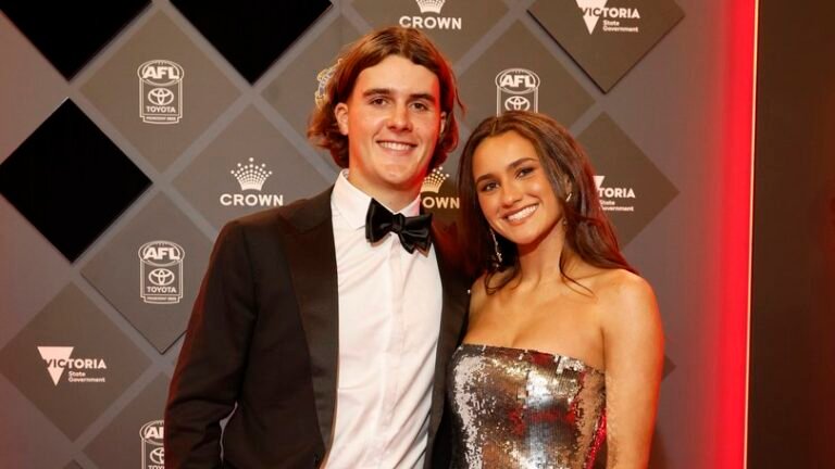 𝐒𝐇𝐎𝐂𝐊𝐈𝐍𝐆 𝐀𝐍𝐍𝐎𝐔𝐍𝐂𝐄𝐌𝐄𝐍𝐓: 𝐈𝐧 𝐭𝐡𝐞 𝐰𝐚𝐤𝐞 𝐨𝐟 𝐚 𝐝𝐞𝐞𝐩𝐥𝐲 𝐩𝐞𝐫𝐬𝐨𝐧𝐚𝐥 𝐚𝐧𝐧𝐨𝐮𝐧𝐜𝐞𝐦𝐞𝐧𝐭 𝐟𝐫𝐨𝐦 𝐅𝐫𝐞𝐦𝐚𝐧𝐭𝐞𝐥 𝐃𝐨𝐜𝐤𝐞𝐫𝐬 𝐌𝐢𝐝𝐟𝐢𝐞𝐥𝐝𝐞𝐫 𝐌𝐮𝐫𝐩𝐡𝐲 𝐑𝐞𝐢𝐝 𝐚𝐧𝐝 𝐡𝐢𝐬 𝐆𝐢𝐫𝐥𝐟𝐫𝐢𝐞𝐧𝐝 𝐂𝐡𝐚𝐫𝐥𝐢𝐳𝐞 𝐌𝐜𝐑𝐚𝐞 𝐫𝐞𝐜𝐞𝐧𝐭𝐥𝐲 𝐬𝐡𝐚𝐫𝐞𝐝 𝐧𝐞𝐰𝐬 𝐫𝐞𝐠𝐚𝐫𝐝𝐢𝐧𝐠 𝐭𝐡𝐞𝐢𝐫 𝐩𝐞𝐫𝐬𝐨𝐧𝐚𝐥 𝐜𝐢𝐫𝐜𝐮𝐦𝐬𝐭𝐚𝐧𝐜𝐞𝐬, 𝐩𝐫𝐨𝐦𝐩𝐭𝐢𝐧𝐠 𝐚 𝐰𝐚𝐯𝐞 𝐨𝐟 𝐞𝐦𝐩𝐚𝐭𝐡𝐲 𝐚𝐧𝐝 𝐞𝐧𝐜𝐨𝐮𝐫𝐚𝐠𝐞𝐦𝐞𝐧𝐭 𝐟𝐫𝐨𝐦 𝐚𝐜𝐫𝐨𝐬𝐬 𝐭𝐡𝐞 𝐀𝐮𝐬𝐭𝐫𝐚𝐥𝐢𝐚𝐧 𝐅𝐨𝐨𝐭𝐛𝐚𝐥𝐥 𝐋𝐞𝐚𝐠𝐮𝐞 𝐀𝐅𝐋. 𝐈𝐧 𝐚 𝐛𝐫𝐢𝐞𝐟 𝐬𝐭𝐚𝐭𝐞𝐦𝐞𝐧𝐭, 𝐭𝐡𝐞 𝐜𝐨𝐮𝐩𝐥𝐞 𝐭𝐡𝐚𝐧𝐤𝐞𝐝 𝐬𝐮𝐩𝐩𝐨𝐫𝐭𝐞𝐫𝐬 𝐟𝐨𝐫 𝐭𝐡𝐞𝐢𝐫 𝐤𝐢𝐧𝐝𝐧𝐞𝐬𝐬 𝐚𝐧𝐝 𝐚𝐬𝐤𝐞𝐝 𝐟𝐨𝐫 𝐩𝐫𝐢𝐯𝐚𝐜𝐲 𝐚𝐬 𝐭𝐡𝐞𝐲…..𝐬𝐞𝐞 𝐦𝐨𝐫𝐞.