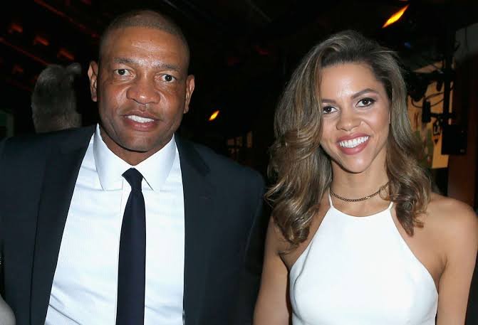 𝗦𝗛𝗢𝗖𝗞𝗜𝗡𝗚 𝗔𝗡𝗡𝗢𝗨𝗡𝗖𝗘𝗠𝗘𝗡𝗧: 𝗜𝗻 𝘁𝗵𝗲 𝘄𝗮𝗸𝗲 𝗼𝗳 𝗮 𝗱𝗲𝗲𝗽𝗹𝘆 𝗽𝗲𝗿𝘀𝗼𝗻𝗮𝗹 𝗮𝗻𝗻𝗼𝘂𝗻𝗰𝗲𝗺𝗲𝗻𝘁 𝗳𝗿𝗼𝗺 𝗠𝗶𝗹𝘄𝗮𝘂𝗸𝗲𝗲 𝗕𝘂𝗰𝗸𝘀 𝗛𝗲𝗮𝗱 𝗖𝗼𝗮𝗰𝗵 𝗗𝗼𝗰 𝗥𝗶𝘃𝗲𝗿𝘀 𝗮𝗻𝗱 𝗵𝗶𝘀 𝗪𝗶𝗳𝗲 𝗞𝗿𝗶𝘀𝘁𝗲𝗻 𝗥𝗶𝘃𝗲𝗿𝘀 𝗿𝗲𝗰𝗲𝗻𝘁𝗹𝘆 𝘀𝗵𝗮𝗿𝗲𝗱 𝗻𝗲𝘄𝘀 𝗿𝗲𝗴𝗮𝗿𝗱𝗶𝗻𝗴 𝘁𝗵𝗲𝗶𝗿 𝗽𝗲𝗿𝘀𝗼𝗻𝗮𝗹 𝗰𝗶𝗿𝗰𝘂𝗺𝘀𝘁𝗮𝗻𝗰𝗲𝘀, 𝗽𝗿𝗼𝗺𝗽𝘁𝗶𝗻𝗴 𝗮 𝘄𝗮𝘃𝗲 𝗼𝗳 𝗲𝗺𝗽𝗮𝘁𝗵𝘆 𝗮𝗻𝗱 𝗲𝗻𝗰𝗼𝘂𝗿𝗮𝗴𝗲𝗺𝗲𝗻𝘁 𝗳𝗿𝗼𝗺 𝗮𝗰𝗿𝗼𝘀𝘀 𝘁𝗵𝗲 𝗡𝗮𝘁𝗶𝗼𝗻𝗮𝗹 𝗕𝗮𝘀𝗸𝗲𝘁𝗯𝗮𝗹𝗹 𝗔𝘀𝘀𝗼𝗰𝗶𝗮𝘁𝗶𝗼𝗻 𝗡𝗕𝗔. 𝗜𝗻 𝗮 𝗯𝗿𝗶𝗲𝗳 𝘀𝘁𝗮𝘁𝗲𝗺𝗲𝗻𝘁, 𝘁𝗵𝗲 𝗰𝗼𝘂𝗽𝗹𝗲 𝘁𝗵𝗮𝗻𝗸𝗲𝗱 𝘀𝘂𝗽𝗽𝗼𝗿𝘁𝗲𝗿𝘀 𝗳𝗼𝗿 𝘁𝗵𝗲𝗶𝗿 𝗸𝗶𝗻𝗱𝗻𝗲𝘀𝘀 𝗮𝗻𝗱 𝗮𝘀𝗸𝗲𝗱 𝗳𝗼𝗿 𝗽𝗿𝗶𝘃𝗮𝗰𝘆 𝗮𝘀 𝘁𝗵𝗲𝘆…..𝘀𝗲𝗲 𝗺𝗼𝗿𝗲.