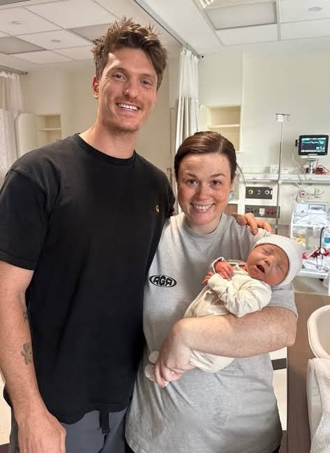 𝙂𝙊𝙊𝘿 𝙉𝙀𝙒𝙎: 𝙁𝙧𝙚𝙢𝙖𝙣𝙩𝙚𝙡 𝘿𝙤𝙘𝙠𝙚𝙧𝙨 𝙎𝙩𝙖𝙧 𝘾𝙖𝙡𝙚𝙗 𝙎𝙚𝙧𝙤𝙣𝙜 𝙖𝙣𝙙 𝙝𝙞𝙨 𝙒𝙞𝙛𝙚: 𝘾𝙝𝙡𝙤𝙚 𝙁𝙪𝙧𝙣𝙖𝙧𝙞 𝙃𝙖𝙥𝙥𝙞𝙡𝙮 𝙘𝙚𝙡𝙚𝙗𝙧𝙖𝙩𝙚 𝙩𝙝𝙚 𝘼𝙧𝙧𝙞𝙫𝙖𝙡 𝙤𝙛 𝙩𝙝𝙚𝙞𝙧 𝙣𝙚𝙬……𝙫𝙞𝙚𝙬 𝙢𝙤𝙧𝙚 .