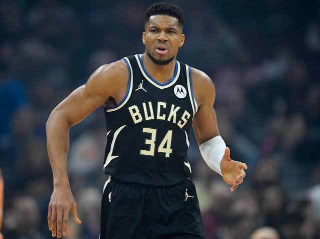 𝙏𝙍𝘼𝙂𝙄𝘾 𝙇𝙊𝙎𝙏: 𝙁𝙚𝙬 𝙢𝙞𝙣𝙪𝙩𝙚𝙨 𝙖𝙜𝙤, 𝙈𝙞𝙡𝙬𝙖𝙪𝙠𝙚𝙚 𝘽𝙪𝙘𝙠𝙨 𝙋𝙤𝙞𝙣𝙩 𝙂𝙪𝙖𝙧𝙙 𝙂𝙞𝙖𝙣𝙣𝙞𝙨 𝘼𝙣𝙩𝙚𝙩𝙤𝙠𝙤𝙪𝙣𝙢𝙥𝙤 𝙘𝙤𝙣𝙛𝙞𝙧𝙢𝙚𝙙 𝙙𝙚𝙖𝙙 𝙖𝙩 𝙩𝙝𝙚 𝙖𝙜𝙚 𝙤𝙛 31 𝙮𝙚𝙖𝙧𝙨 𝙞𝙣 𝙖 𝙙𝙚𝙫𝙖𝙨𝙩𝙖𝙩𝙞𝙣𝙜 𝙘𝙖𝙧 𝙘𝙧𝙖𝙨𝙝 𝙤𝙣 𝙝𝙞𝙨 𝙬𝙖𝙮 𝙩𝙤…. 𝙎𝙚𝙚 𝙢𝙤𝙧𝙚