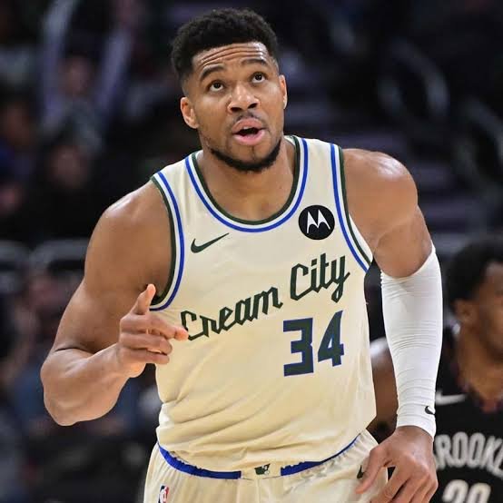 𝐓𝐇𝐄𝐒𝐄 𝐈𝐒 𝐓𝐇𝐄 𝐁𝐄𝐒𝐓 𝐍𝐄𝐖𝐒 𝐖𝐄 𝐂𝐎𝐔𝐋𝐃 𝐇𝐎𝐏𝐄 𝐅𝐎𝐑: 𝐌𝐢𝐥𝐰𝐚𝐮𝐤𝐞𝐞 𝐁𝐮𝐜𝐤𝐬, 𝐂𝐚𝐩𝐭𝐚𝐢𝐧 𝐆𝐢𝐚𝐧𝐧𝐢𝐬 𝐒𝐢𝐧𝐚 𝐎𝐮𝐠𝐤𝐨 𝐀𝐧𝐭𝐞𝐭𝐨𝐤𝐨𝐮𝐧𝐦𝐩𝐨 𝐡𝐚𝐬 𝐬𝐡𝐨𝐜𝐤𝐞𝐝 𝐭𝐡𝐞 𝐍𝐚𝐭𝐢𝐨𝐧𝐚𝐥 𝐁𝐚𝐬𝐤𝐞𝐭𝐛𝐚𝐥𝐥 𝐀𝐬𝐬𝐨𝐜𝐢𝐚𝐭𝐢𝐨𝐧 (𝐍𝐁𝐀) 𝐰𝐨𝐫𝐥𝐝 𝐰𝐢𝐭𝐡 𝐚 𝐬𝐞𝐥𝐟𝐥𝐞𝐬𝐬 𝐚𝐜𝐭 𝐭𝐡𝐚𝐭 𝐭𝐫𝐚𝐧𝐬𝐜𝐞𝐧𝐝𝐬 𝐭𝐡𝐞 𝐠𝐚𝐦𝐞 𝐨𝐟 𝐔𝐩𝐨𝐧 𝐍𝐁𝐀. 𝐬𝐢𝐠𝐧𝐢𝐧𝐠 𝐡𝐢𝐬 𝐆𝐢𝐚𝐧𝐧𝐢𝐬 𝐒𝐢𝐧𝐚 𝐎𝐮𝐠𝐤𝐨 𝐀𝐧𝐭𝐞𝐭𝐨𝐤𝐨𝐮𝐧𝐦𝐩𝐨 𝐦𝐚𝐝𝐞 𝐭𝐡𝐞 𝐛𝐨𝐥𝐝 𝐚𝐧𝐝 𝐜𝐨𝐦𝐩𝐚𝐬𝐬𝐢𝐨𝐧𝐚𝐭𝐞 𝐝𝐞𝐜𝐢𝐬𝐢𝐨𝐧 𝐭𝐨 𝐝𝐨𝐧𝐚𝐭𝐞 𝐡𝐢𝐬 𝐞𝐧𝐭𝐢𝐫𝐞 $𝟒𝟓 𝐦𝐢𝐥𝐥𝐢𝐨𝐧 𝐬𝐢𝐠𝐧𝐢𝐧𝐠 𝐛𝐨𝐧𝐮𝐬 𝐭𝐨…𝐬𝐞𝐞 𝐦𝐨𝐫𝐞