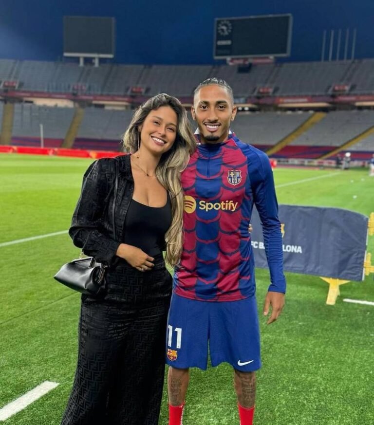 ANUNCIO IMPACTANTE: Tras un anuncio profundamente personal de LaLiga, el extremo brasileño Raphinha y su esposa Natalia Rodrigues Belloli compartieron recientemente noticias sobre sus circunstancias personales, lo que provocó una ola de empatía y ánimo de todo el Campeonato Nacional de Liga de Primera División. En un breve comunicado, la pareja agradeció a los seguidores su amabilidad y solicitó privacidad mientras…ver más. Por favor y por favor