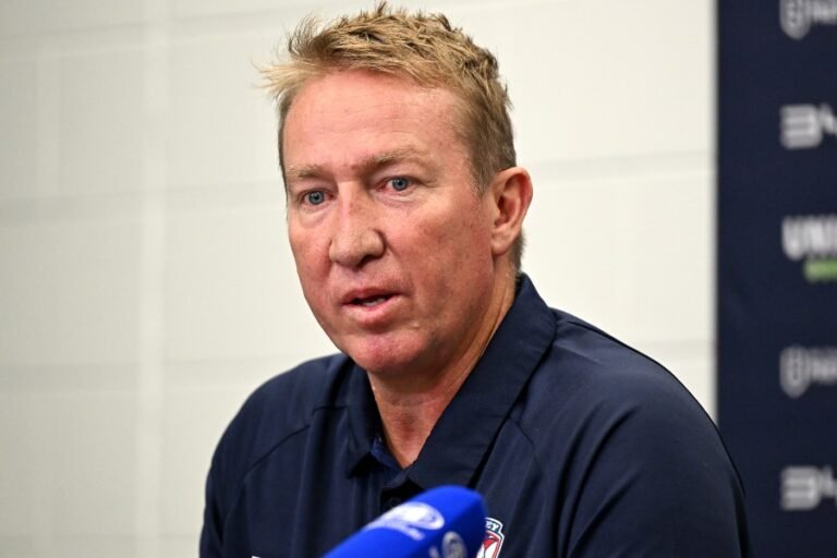 ESPN CONFIRMED: Just Moments Ago, Sydney Roosters Rugby Head Coach Trent Robinson Steps Down Due to Significant Error facing…….READ MORE