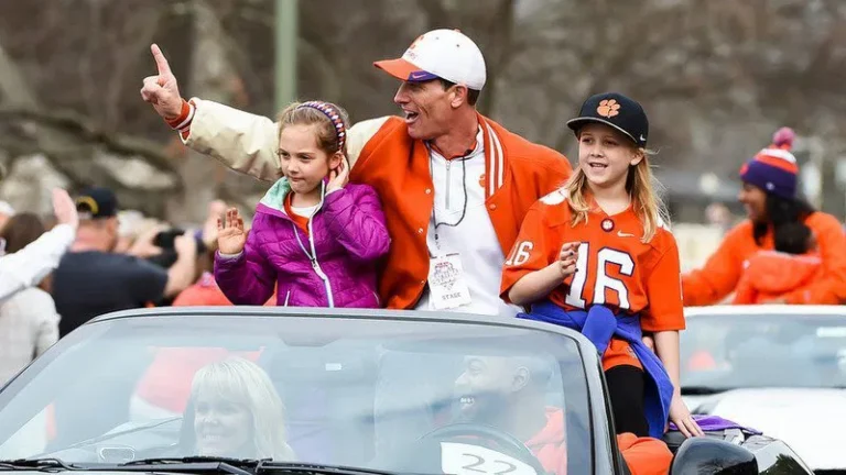 GREAT NEWS: “This is for the sake of my four children” Oklahoma Sooners Magpies head coach Brent Venables has announced a heart-warming update involving his wife Julie Venables, underscoring that his family is the reason behind the move… FIND OUT THE UPDATE BELOW